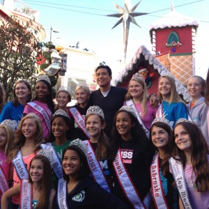 Mario Lopez takes time out for a picture with the girls 